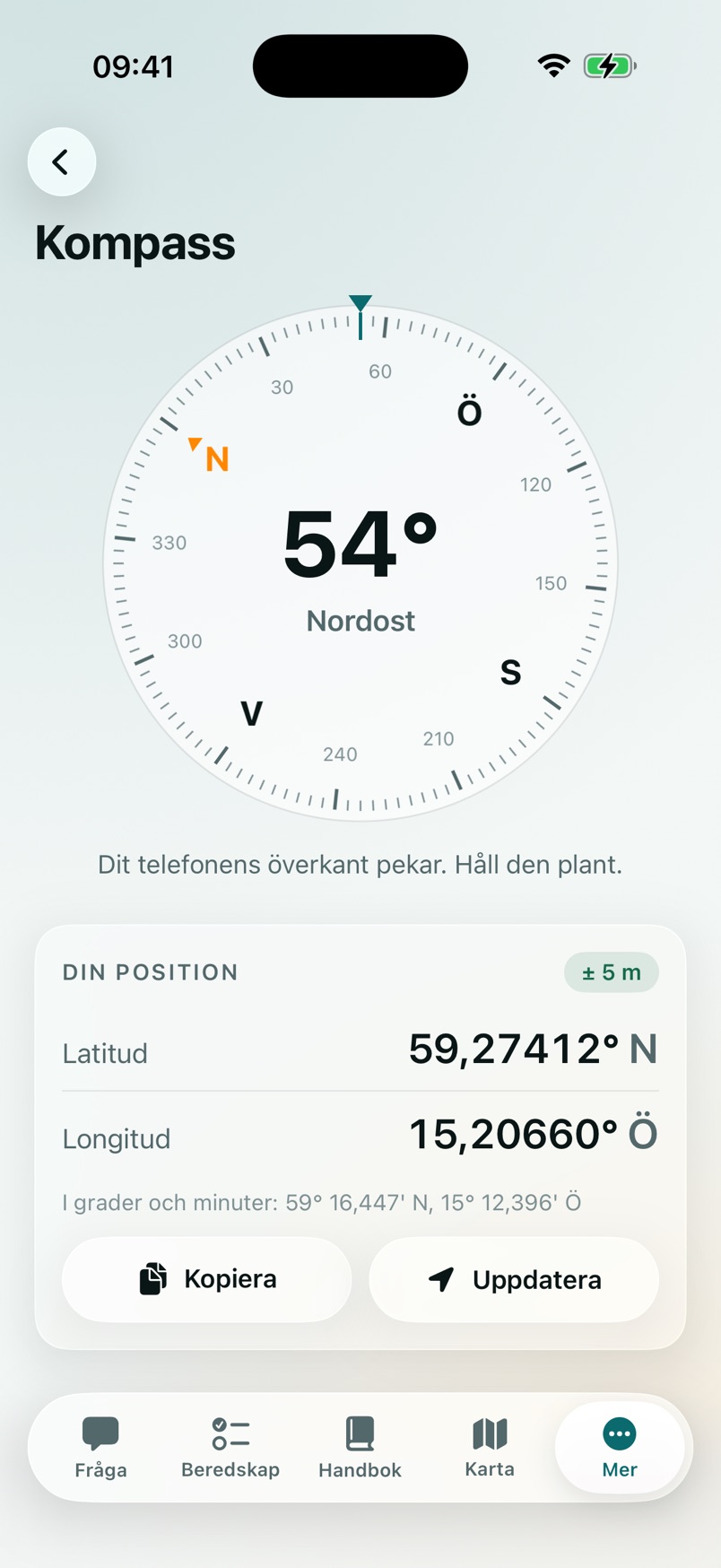 Kompassen som visar 54 grader nordost och positionen i latitud och longitud